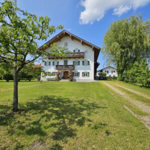 Parkplätze rechts neben dem Haus