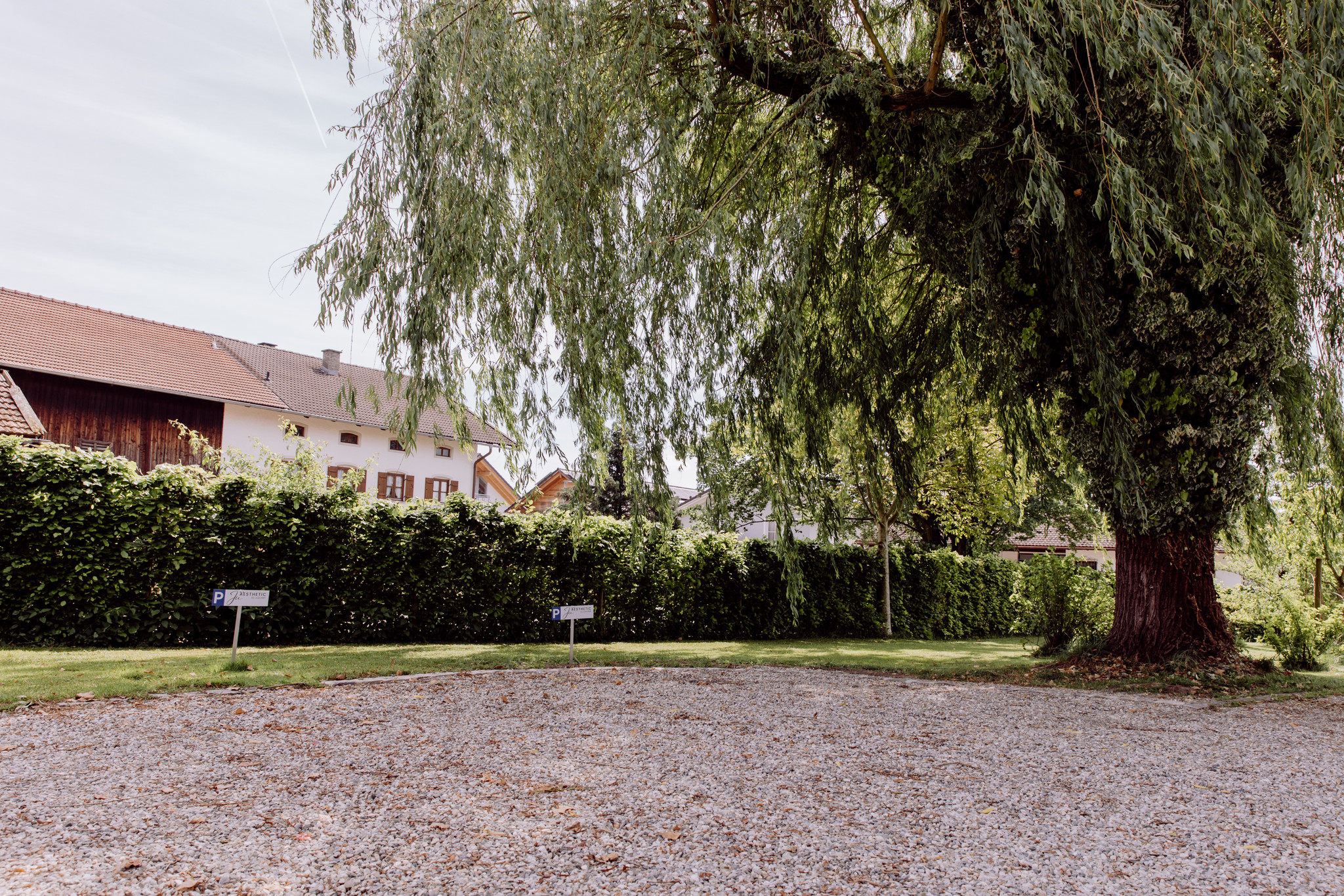 Parkplätze neben dem Haus